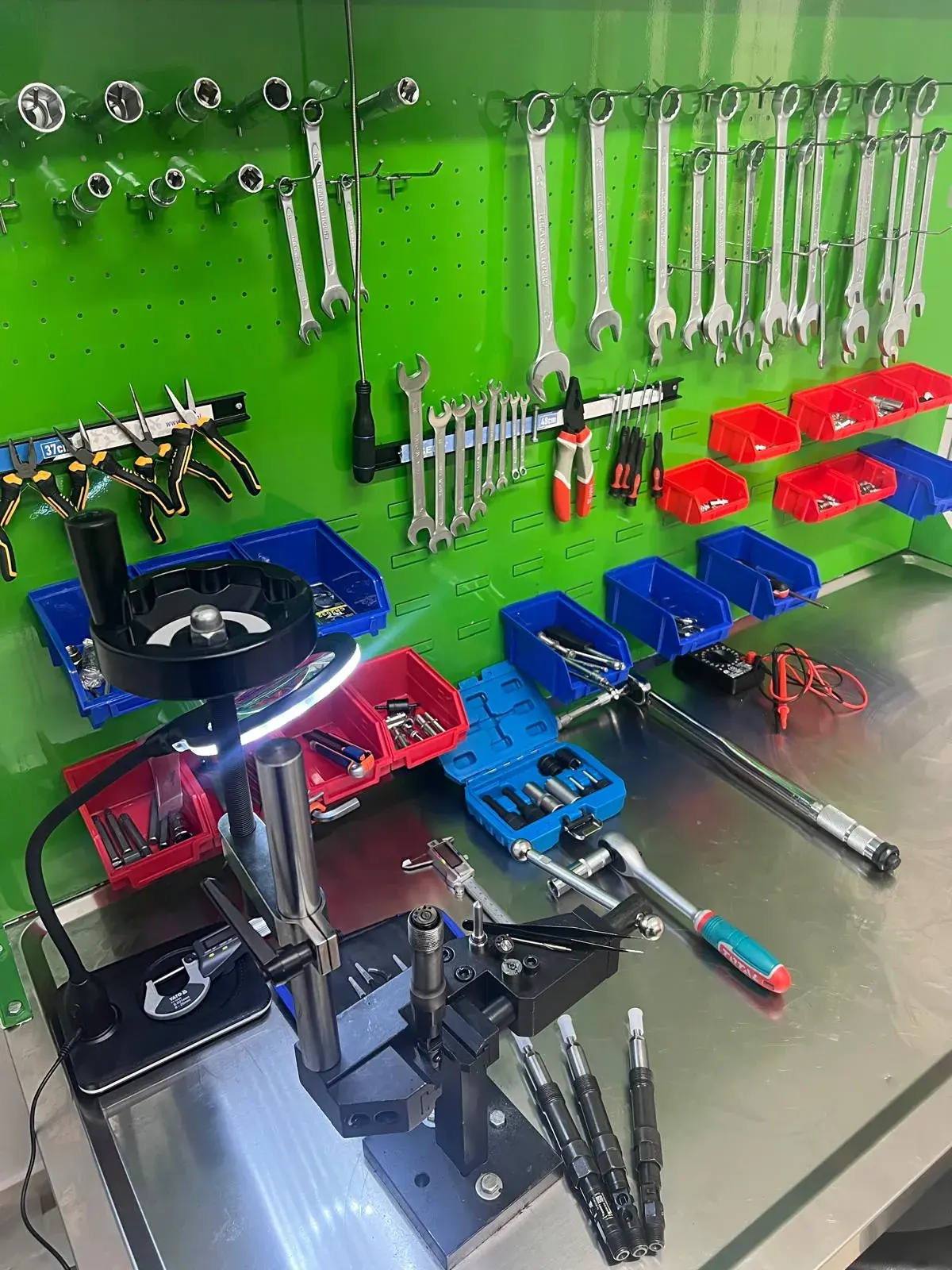Panoul de scule și bancul de lucru din atelier