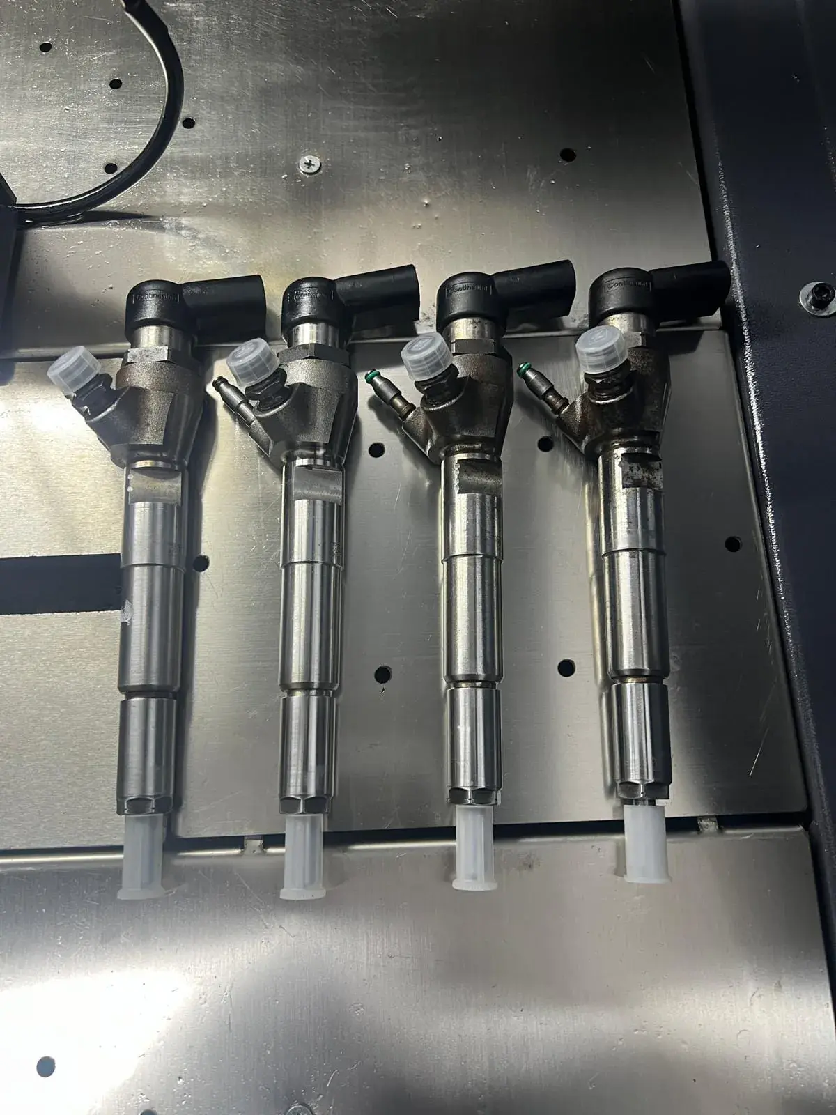 Patru injectoare common rail Continental pe bancul de probă