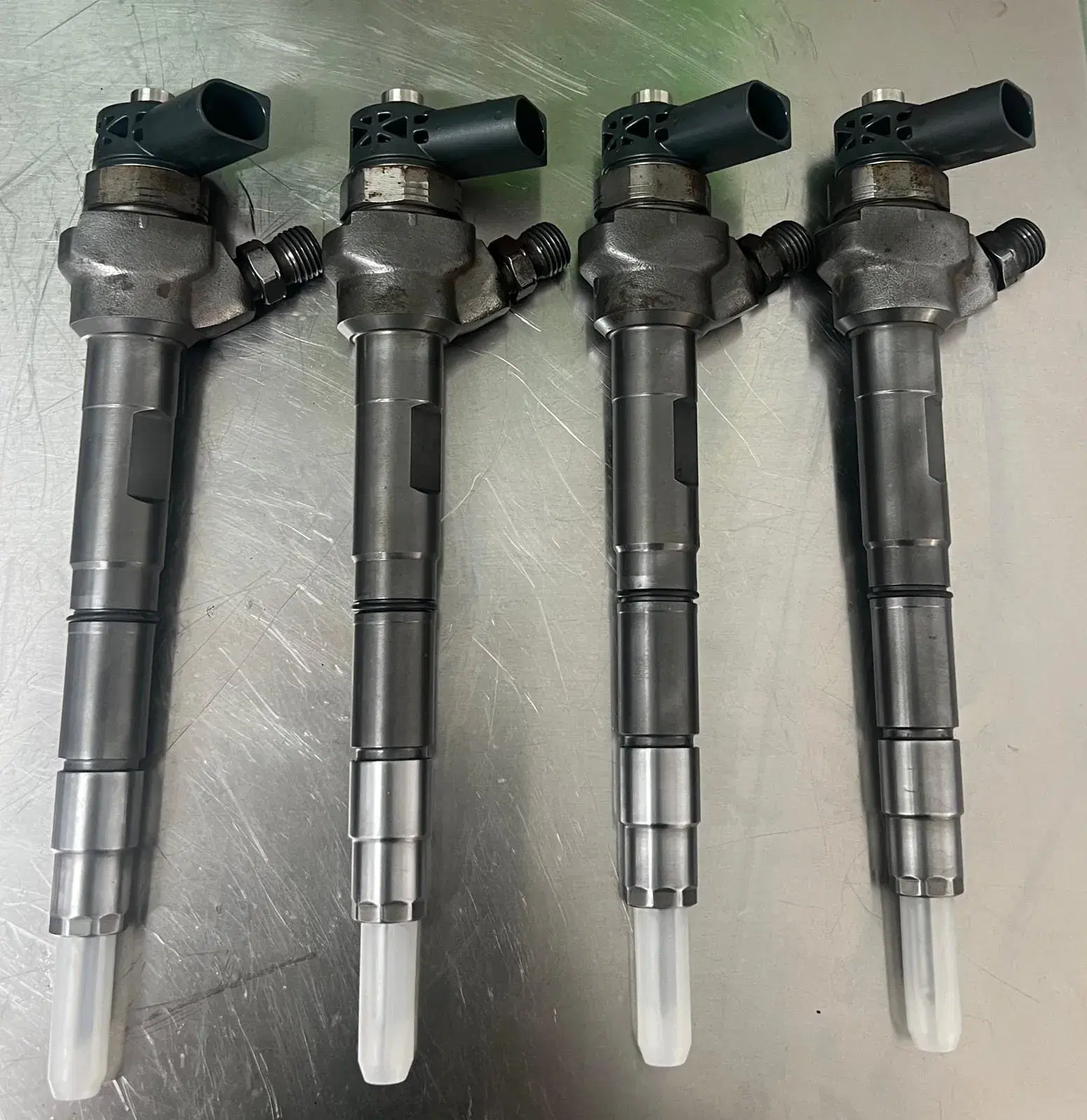 Patru injectoare common rail pe masa de lucru